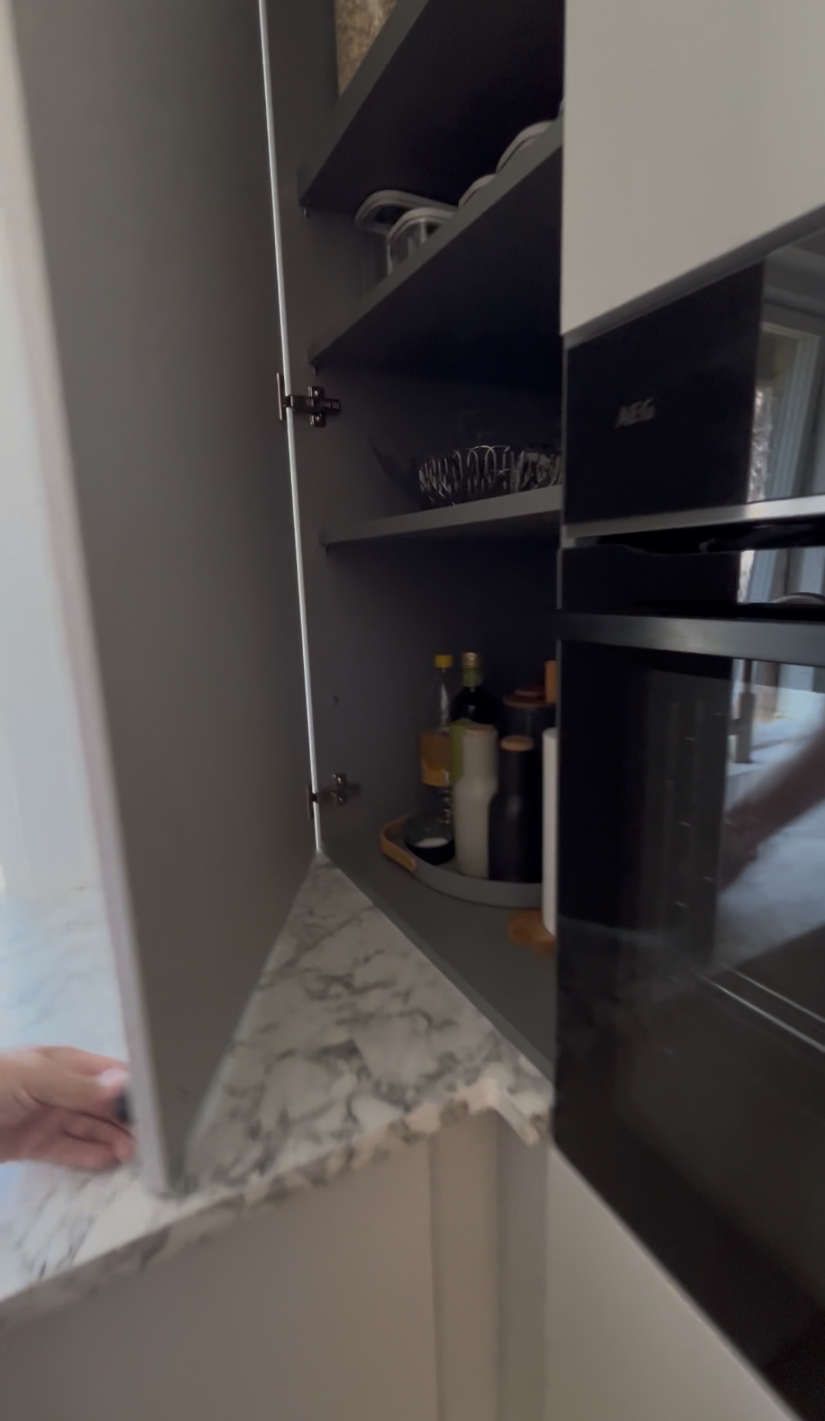 Detalje af skabets inderside i Elmira